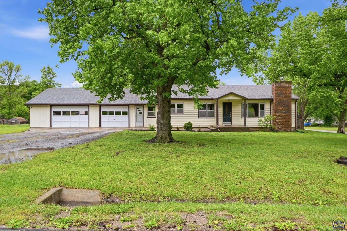 226 W 9th St, Lyndon, KS 66451 - #1