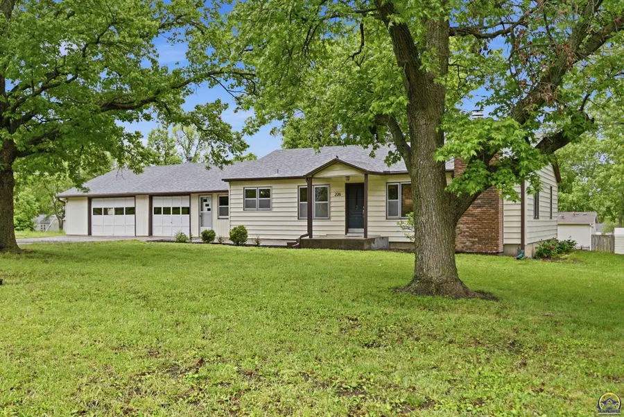 226 W 9th St, Lyndon, KS 66451 - #2