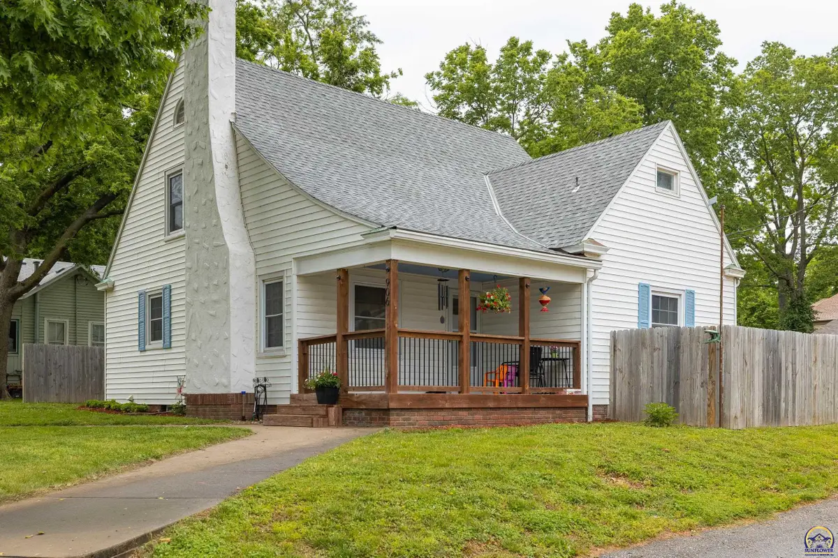906 W 6th St, Wamego, KS 66547 - #1