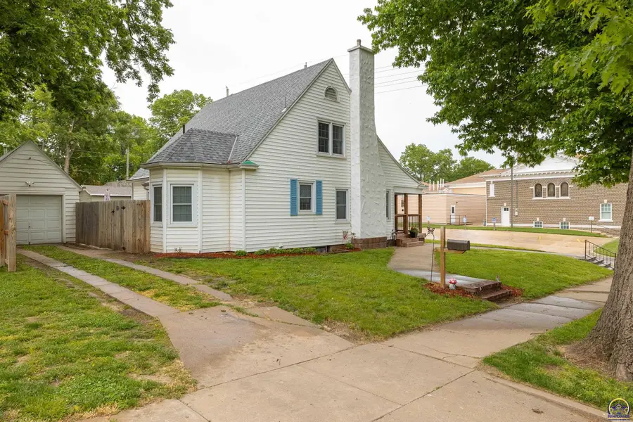 906 W 6th St, Wamego, KS 66547 - #2