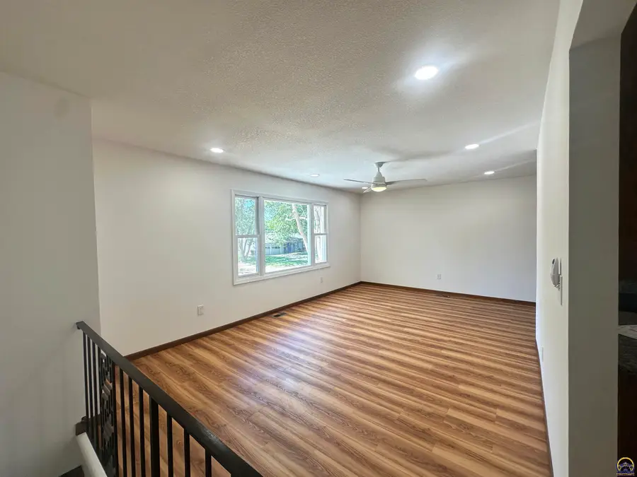 4306 SW 30th St, Topeka, KS 66614 - #2