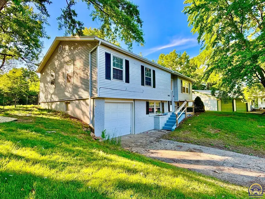 3021 SW Westwood Dr, Topeka, KS 66614 - #2