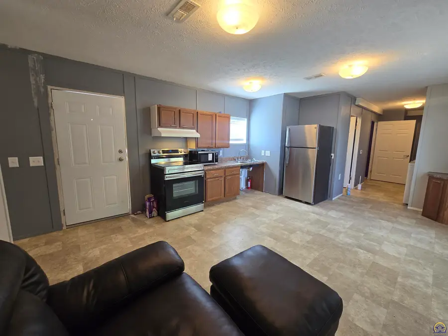 334 SE 47th St, Topeka, KS 66609 - #2