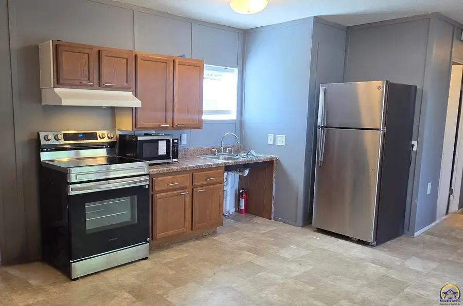 334 SE 47th St, Topeka, KS 66609 - #3