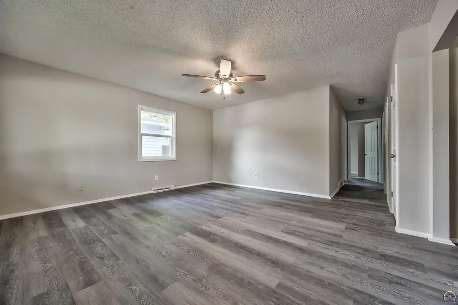 1917 SW Crest Dr, Topeka, KS 66604 - #2
