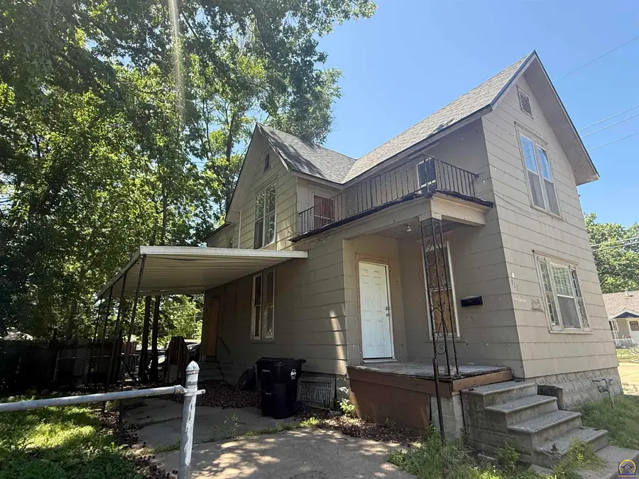 911 SW 3rd St, Topeka, KS 66606 - #2