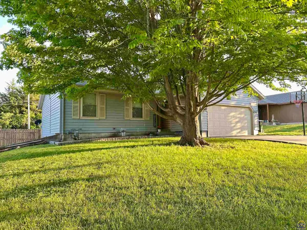7523 SW 26th St, Topeka, KS 66614