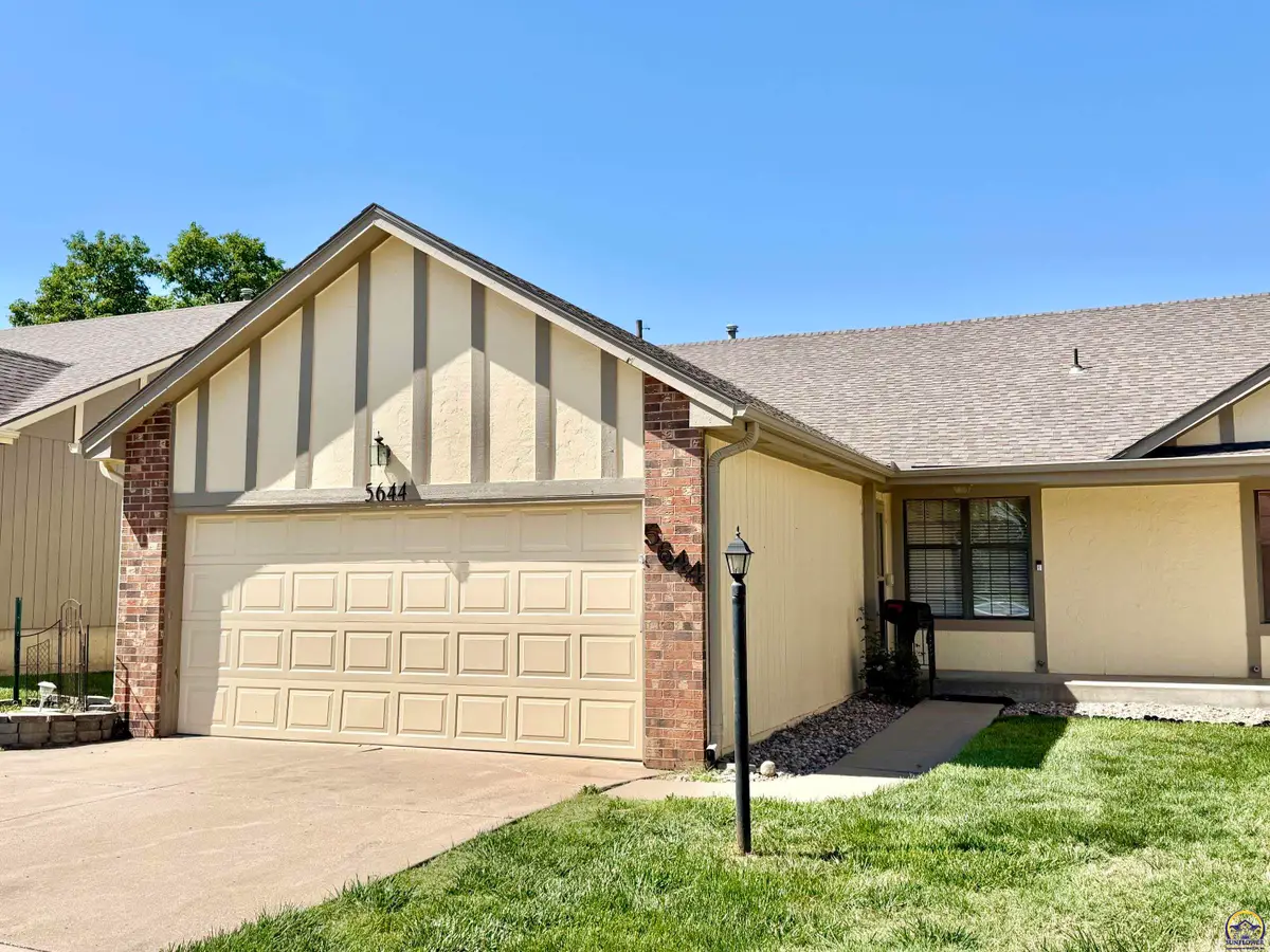 5644 SW Barrington Ct N, Topeka, KS 66614 - #1