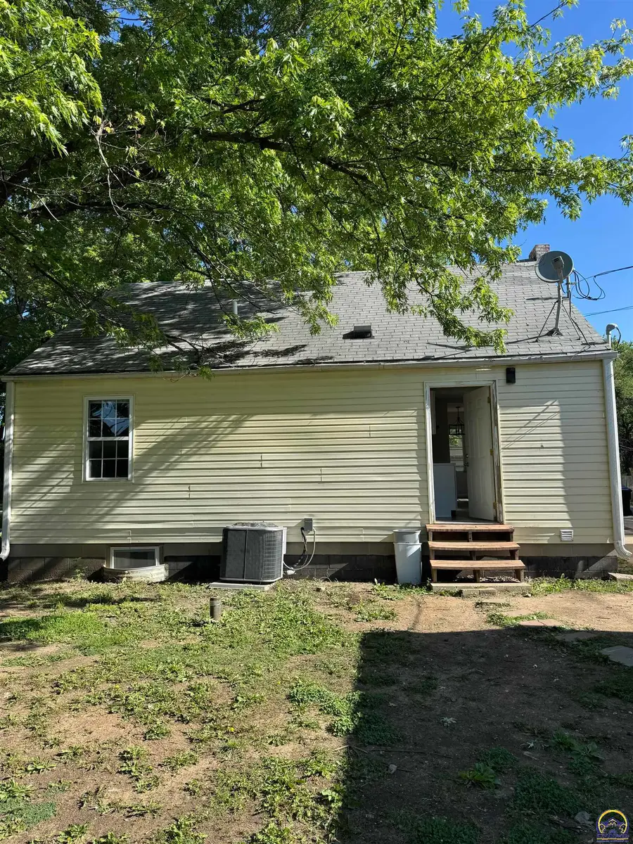 1815 SE Morrison St, Topeka, KS 66607 - #3