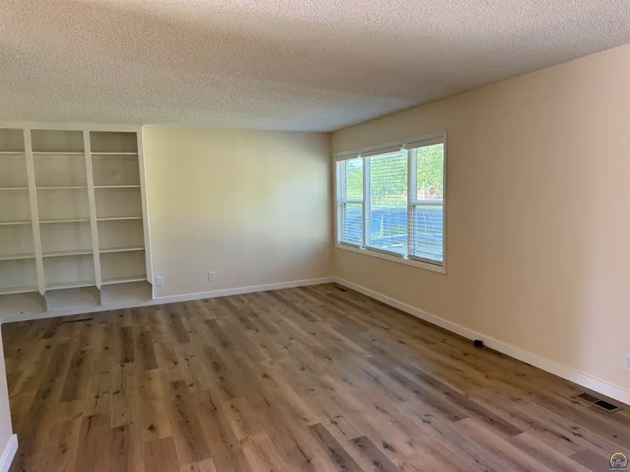 1257 SW Chatham Pl, Topeka, KS 66604 - #3