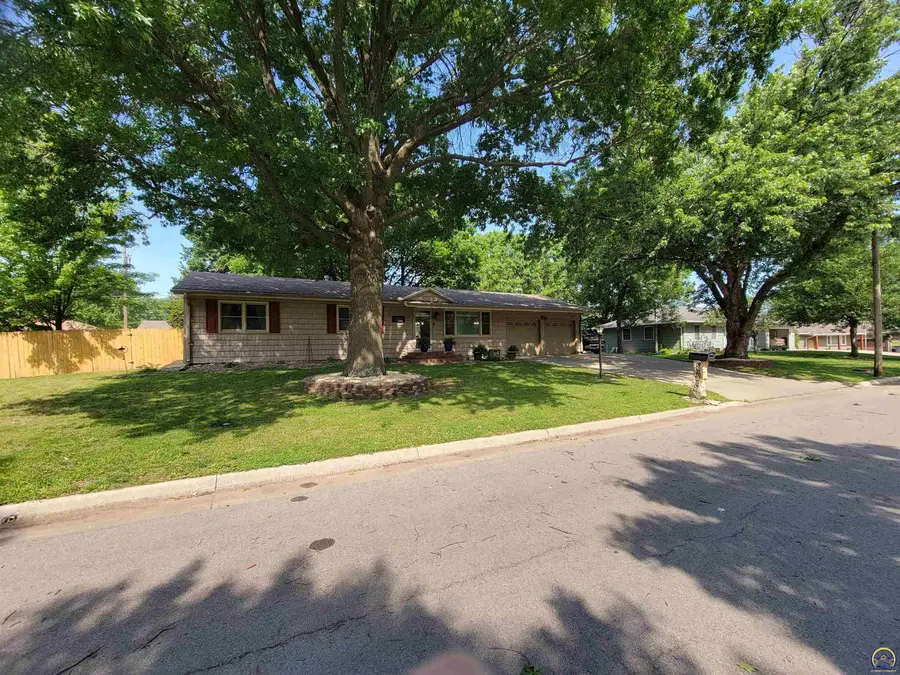 2347 Arrowhead Dr, Emporia, KS 66801-4964 - #2