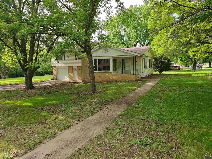3205 NW Rochester Rd, Topeka, KS 66617 - #2