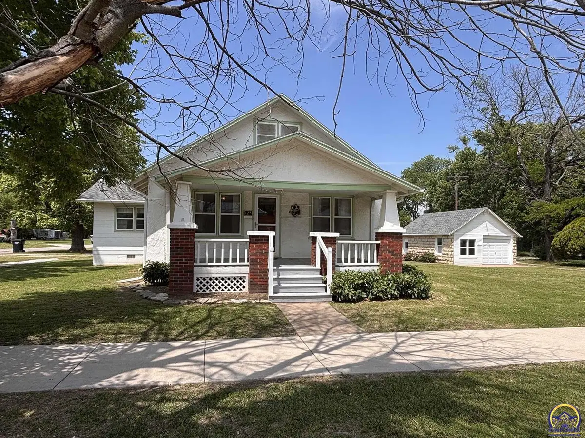 125 Pearl St, Cottonwood Falls, KS 66845 - #1