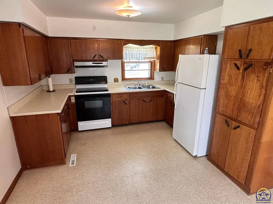 125 Pearl St, Cottonwood Falls, KS 66845 - #3
