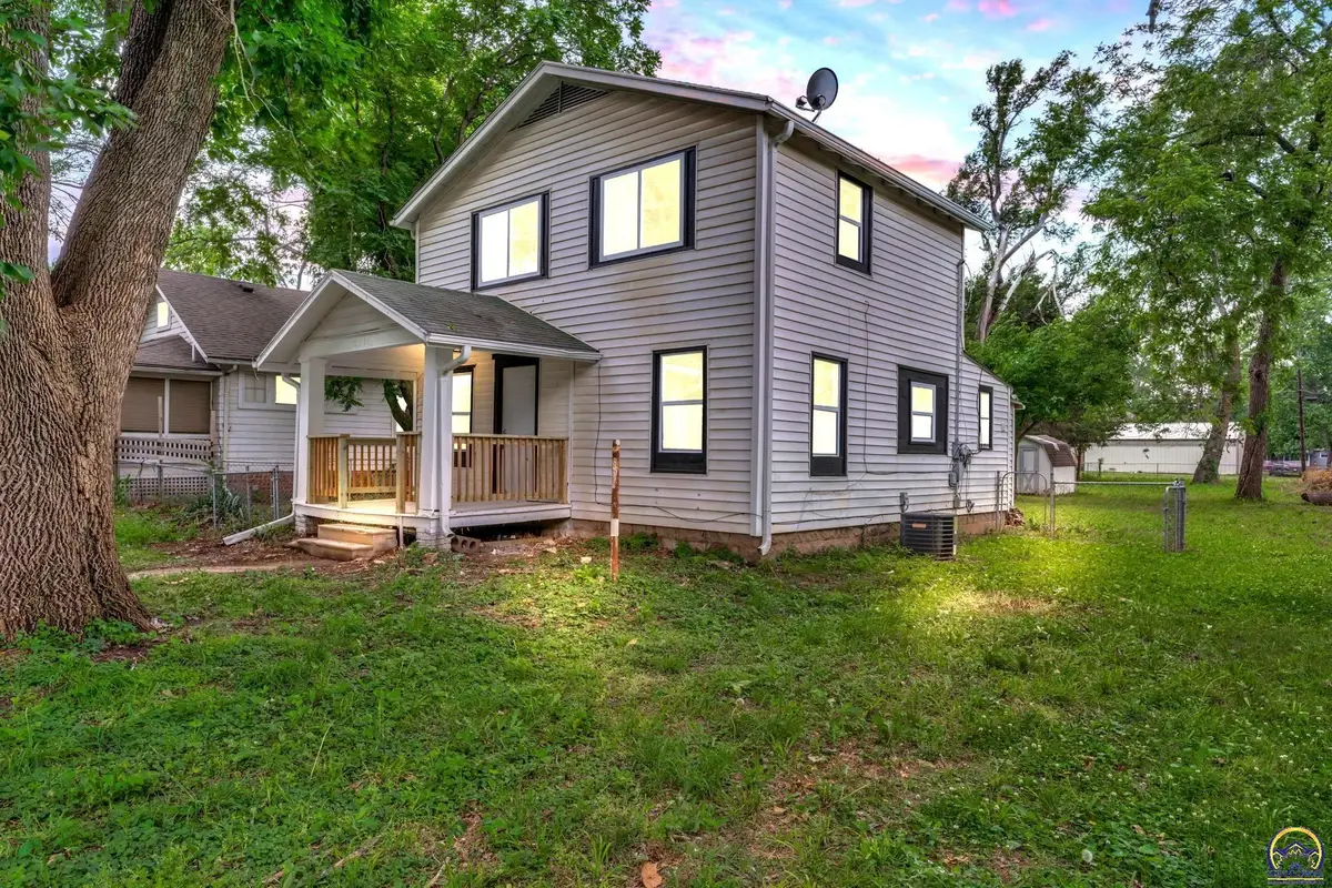 2007 NE Quincy St, Topeka, KS 66608 - #1