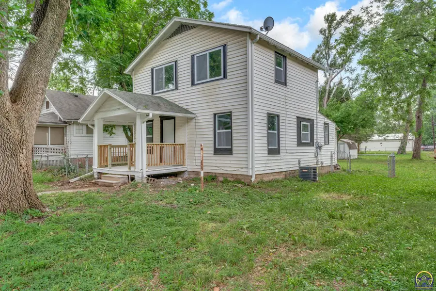 2007 NE Quincy St, Topeka, KS 66608 - #2