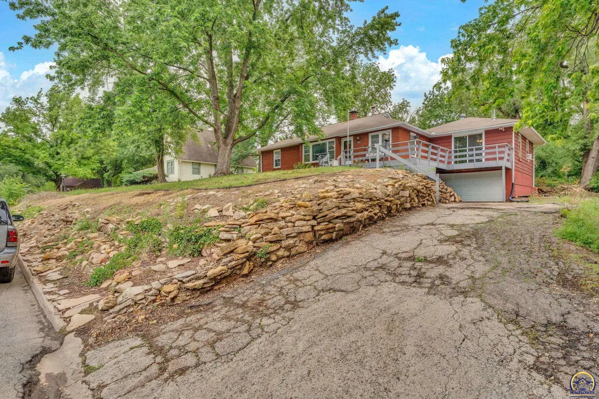 2431 SW Bradbury Ave, Topeka, KS 66611 - #1