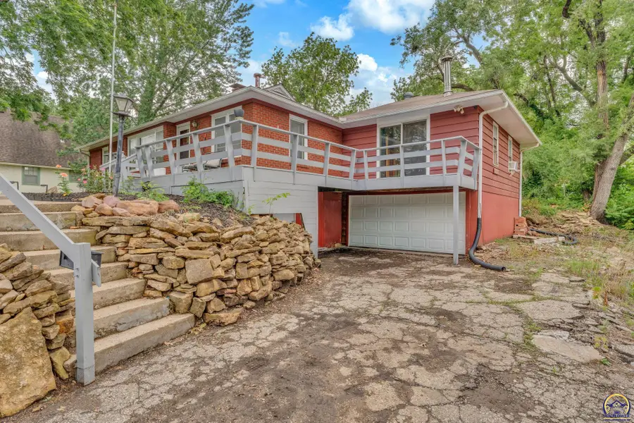 2431 SW Bradbury Ave, Topeka, KS 66611 - #2