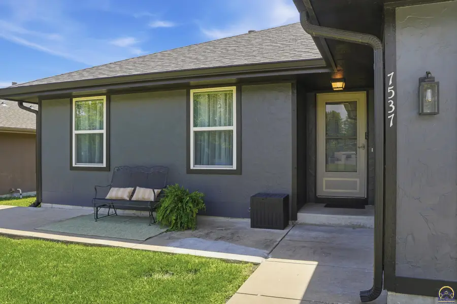 7537 SW 26th St, Topeka, KS 66614 - #2