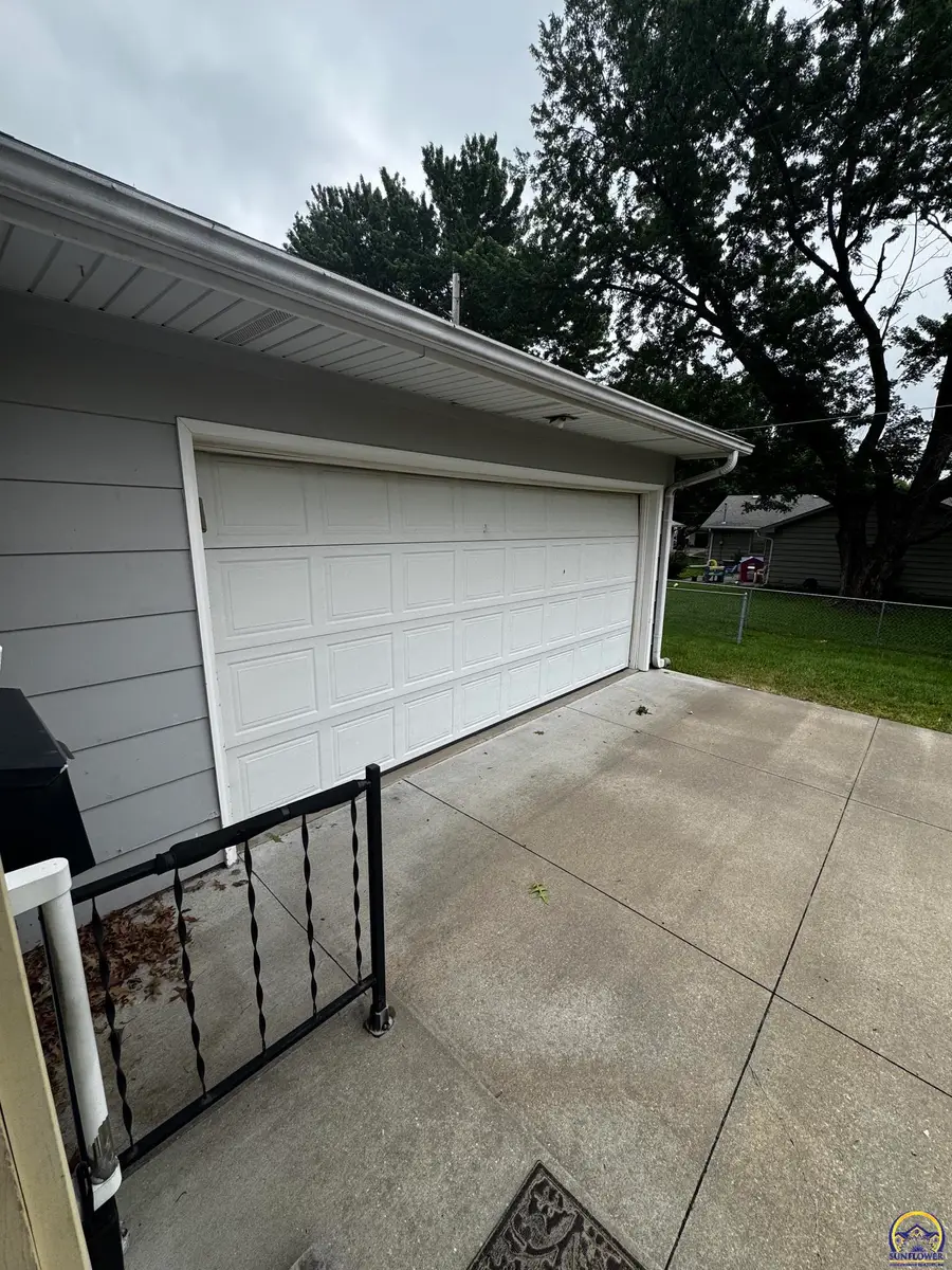 1602 E 9th Ave, Emporia, KS 66801 - #2