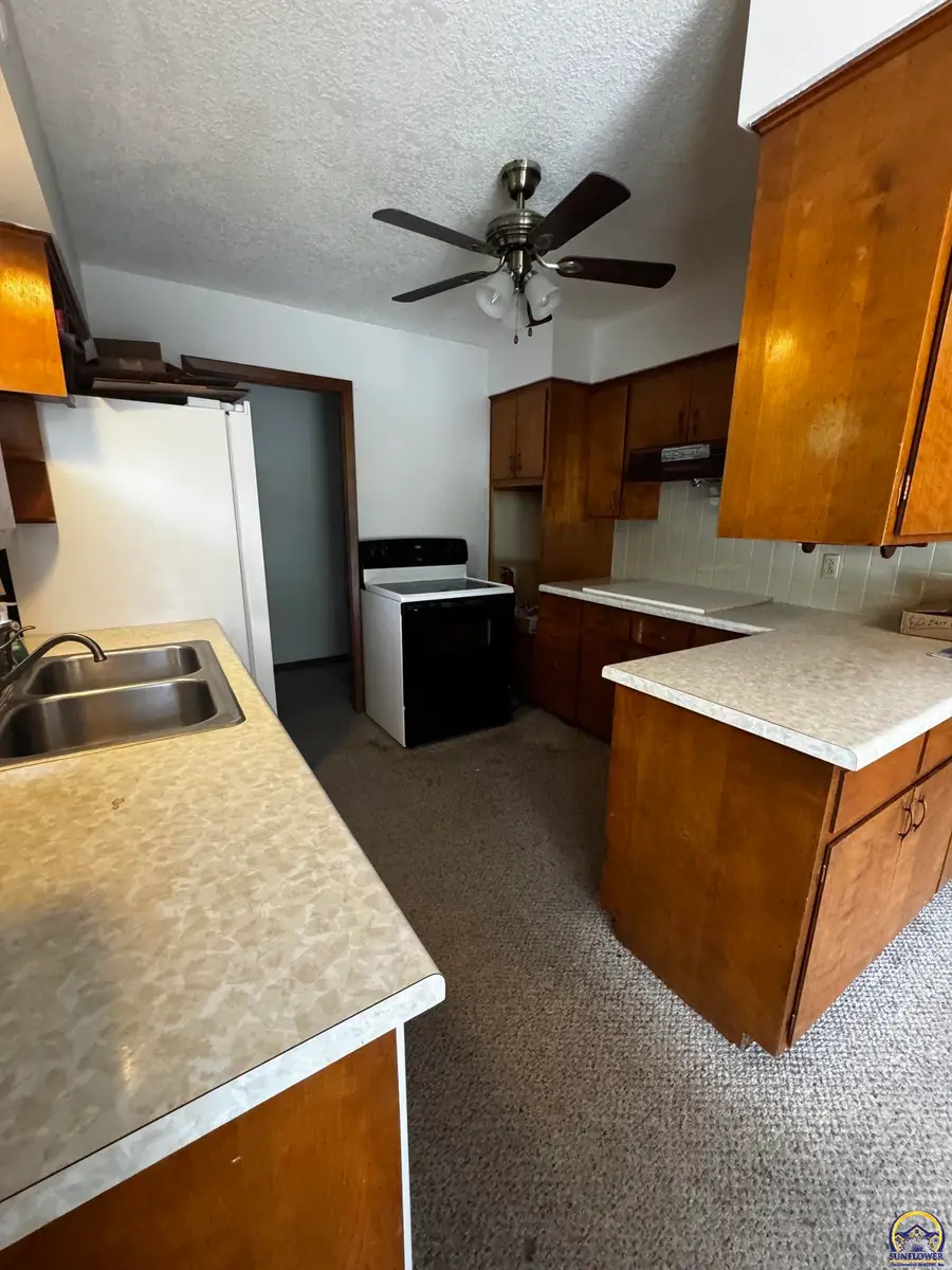 1602 E 9th Ave, Emporia, KS 66801 - #3
