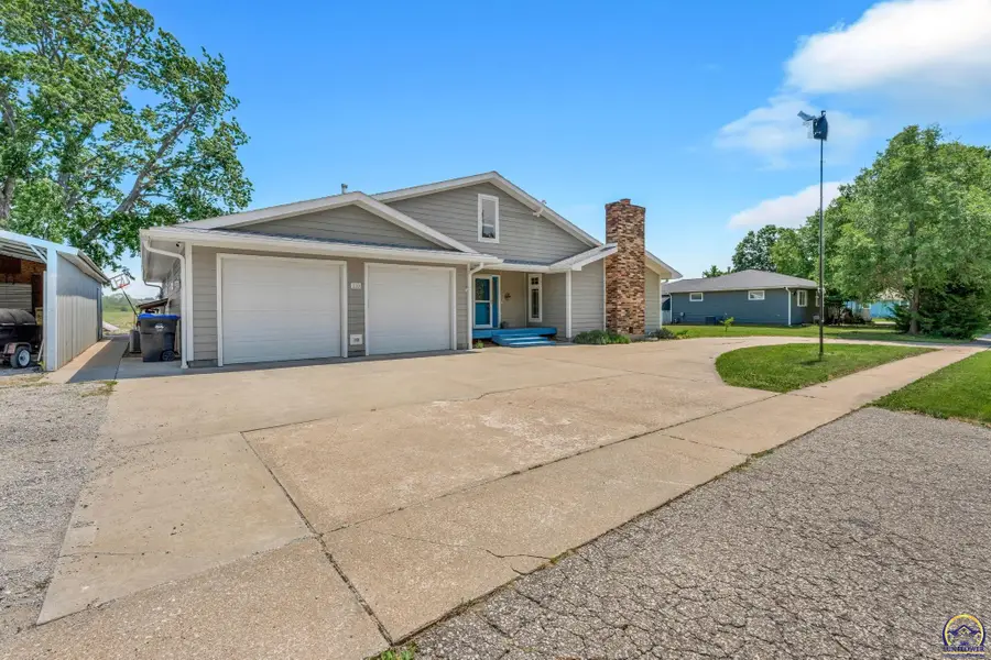 110 Pearl St, Rossville, KS 66533 - #2
