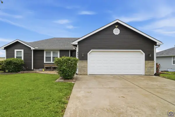 422 Prairie Bend Dr, Meriden, KS 66512