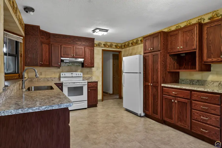 3212 SE Wisconsin Ave, Topeka, KS 66605 - #2