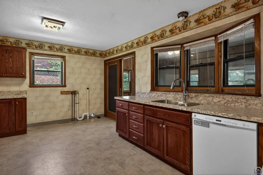 3212 SE Wisconsin Ave, Topeka, KS 66605 - #3
