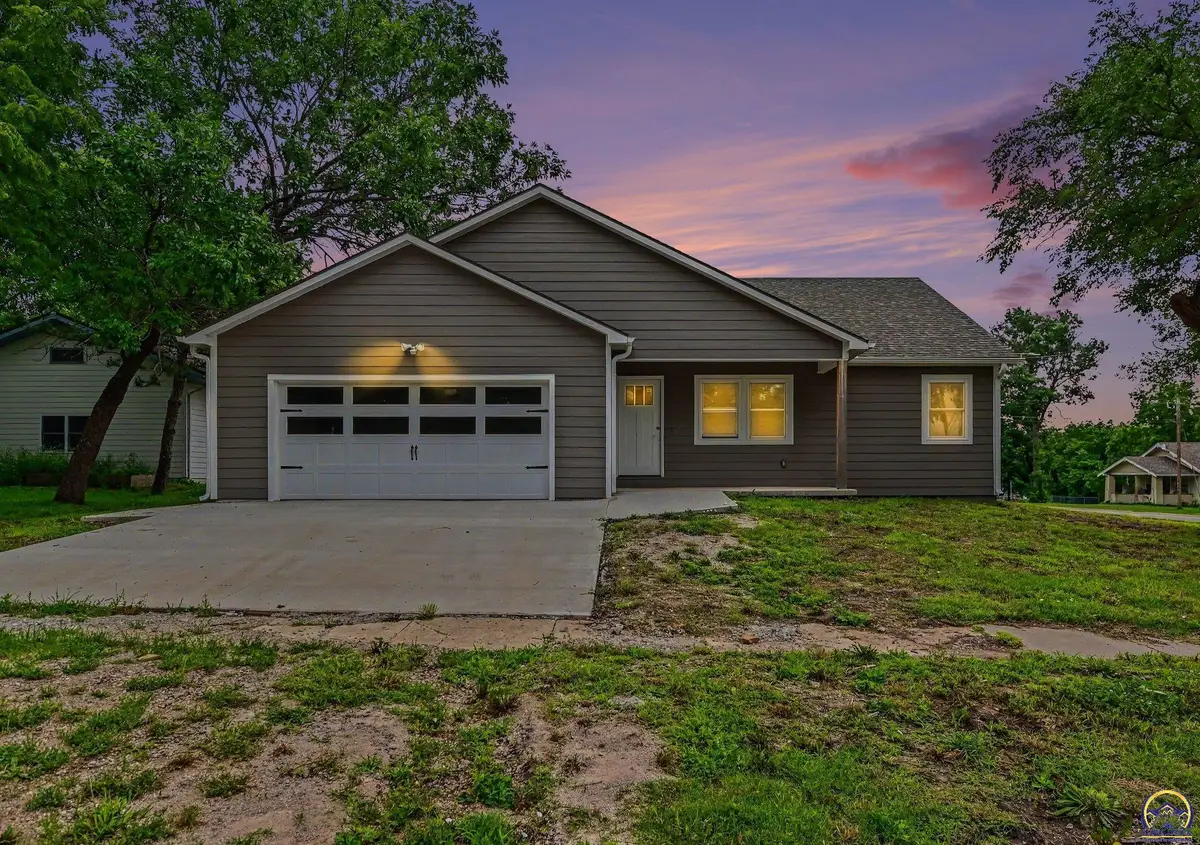 406 Yuba St, Burlington, KS 66839 - #1
