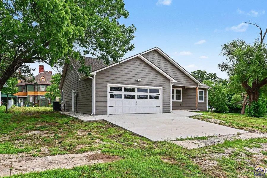 406 Yuba St, Burlington, KS 66839 - #3