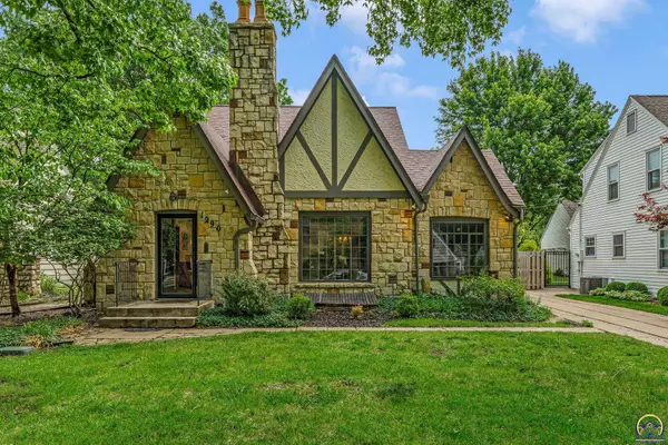 1290 SW Pembroke Ln, Topeka, KS 66604