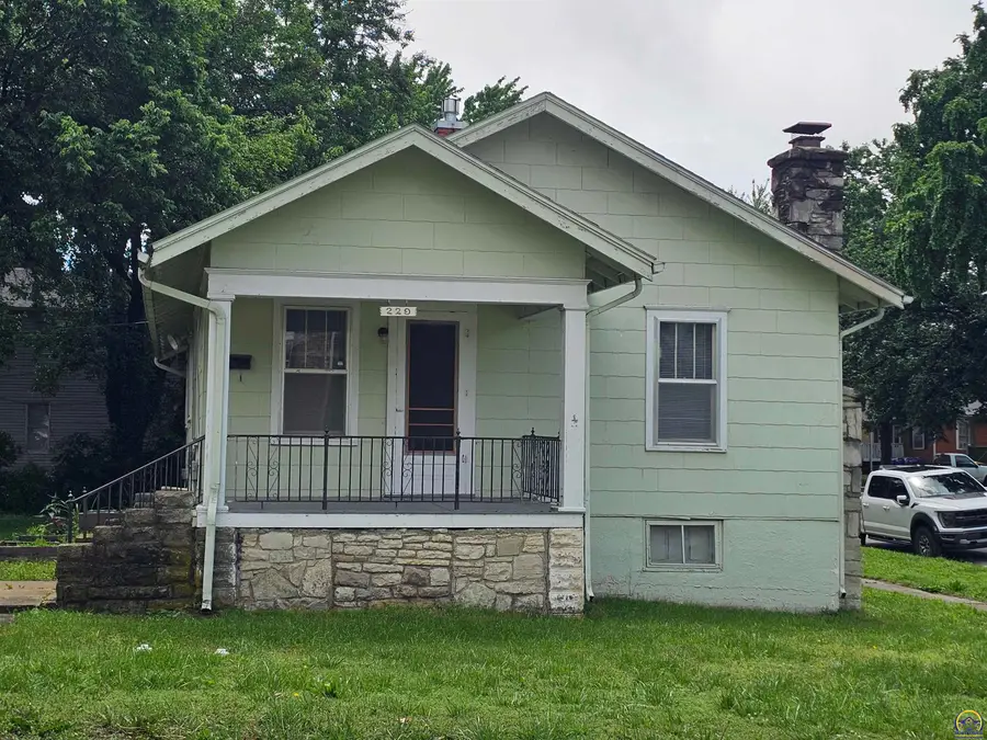 229 W 15th Ave, Emporia, KS 66801 - #2