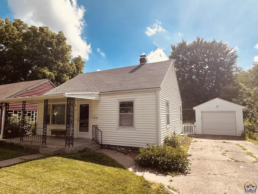 1112 SW Cambridge Ave, Topeka, KS 66606 - #2