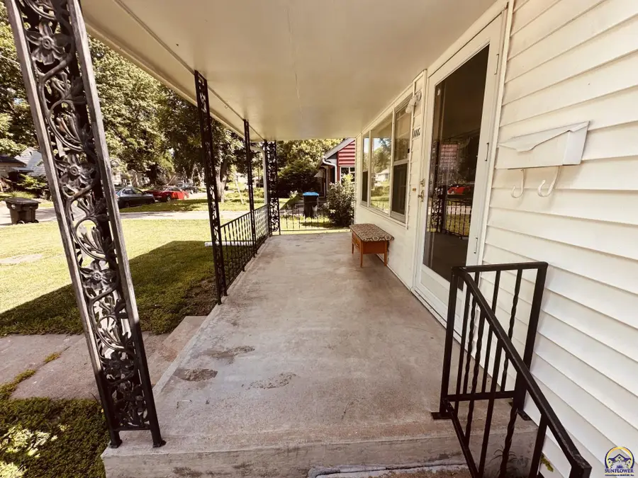 1112 SW Cambridge Ave, Topeka, KS 66606 - #3