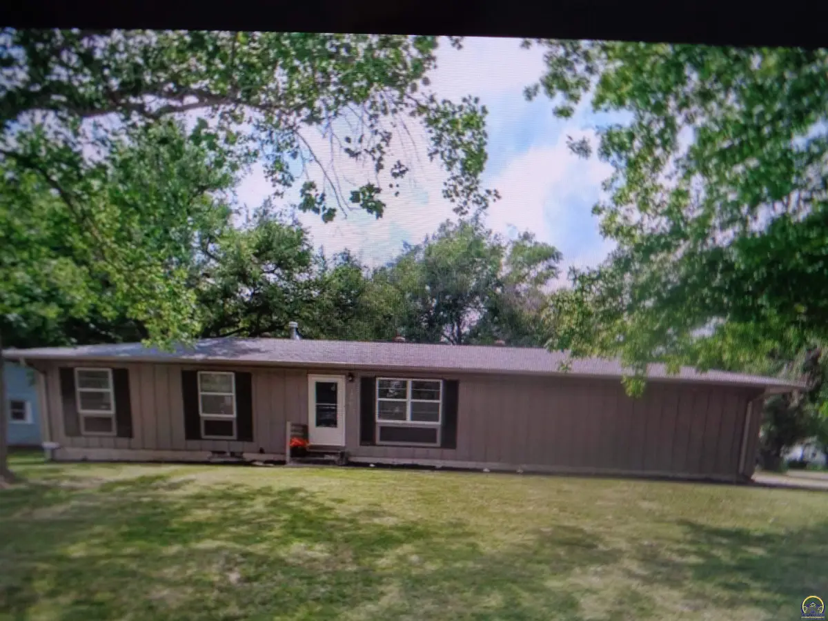 2221 SW Jewell Ave, Topeka, KS 66611 - #1