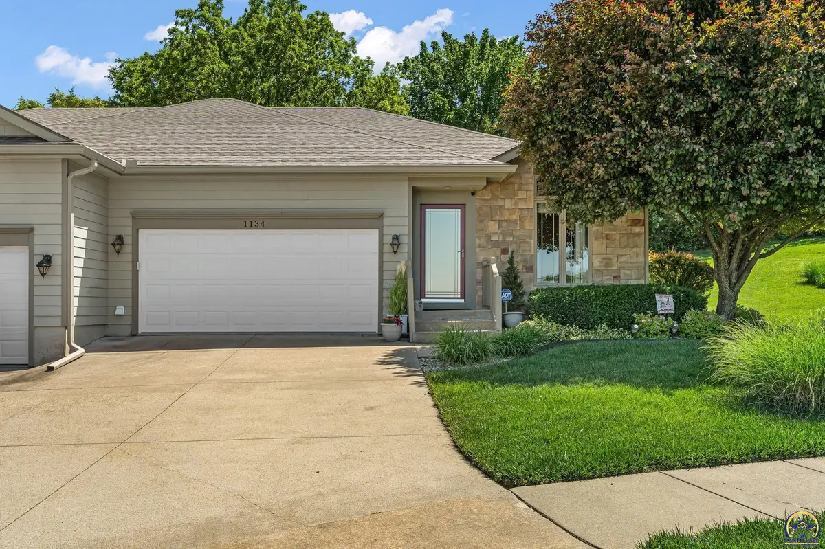 1134 SW Red Oaks Ct, Topeka, KS 66615 - #1
