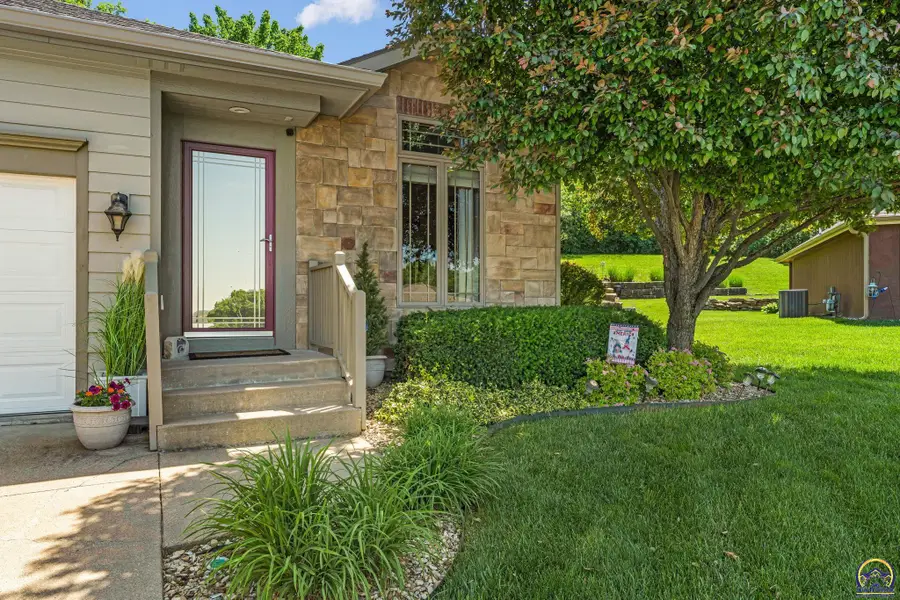 1134 SW Red Oaks Ct, Topeka, KS 66615 - #3