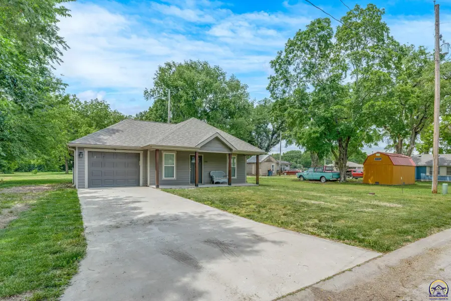 902 Harland Ct, Perry, KS 66073 - #2
