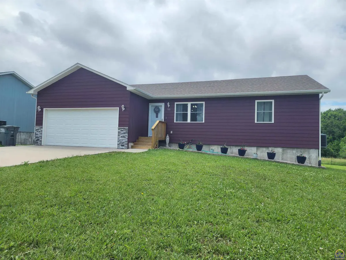 901 Riverside Ct, Emporia, KS 66801 - #1