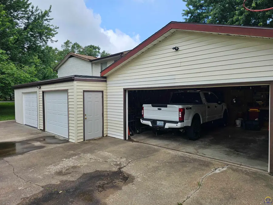 406 W North St, Carbondale, KS 66414 - #2