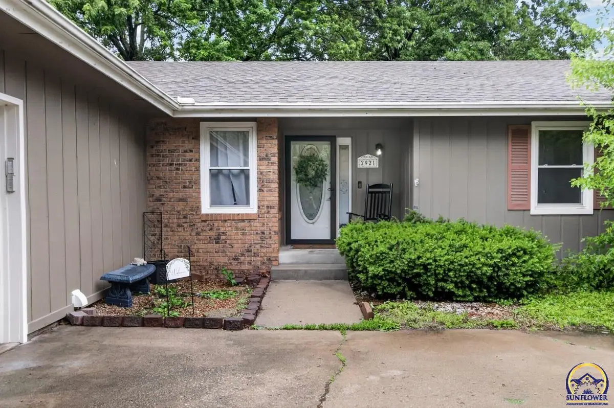 2921 SW Lincolnshire Rd, Topeka, KS 66614 - #1