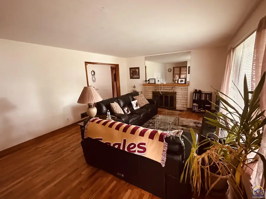 2050 SW Webster Ave, Topeka, KS 66604 - #2