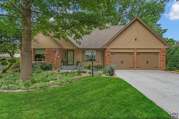 5712 SW Woodbridge Dr, Topeka, KS 66606
