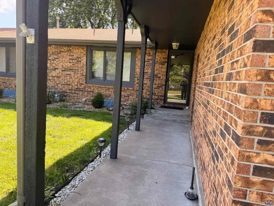 930-932 SW Kent Pl, Topeka, KS 66606 - #3