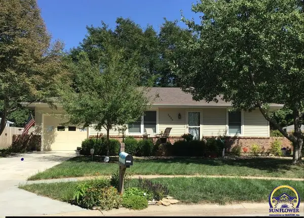 2832 SW Tutbury Town Ct, Topeka, KS 66614