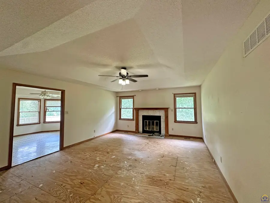 4202 SW Colly Creek Ct, Topeka, KS 66610 - #2