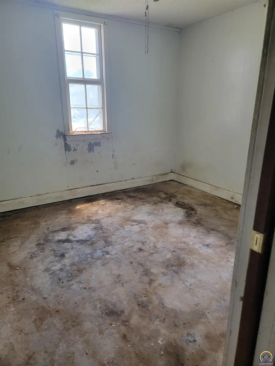 1614 W 7th St, Emporia, KS 66801 - #2