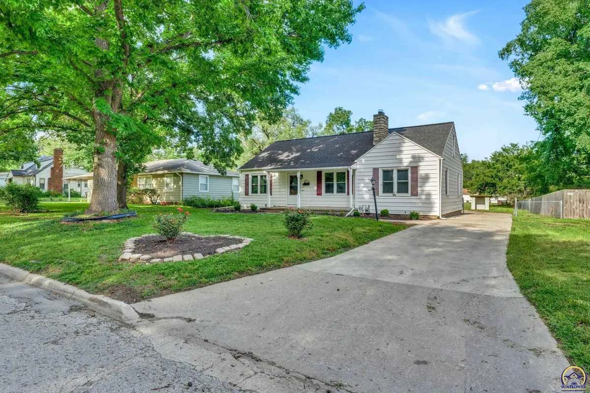 2212 SW Burnett Rd, Topeka, KS 66614 - #1