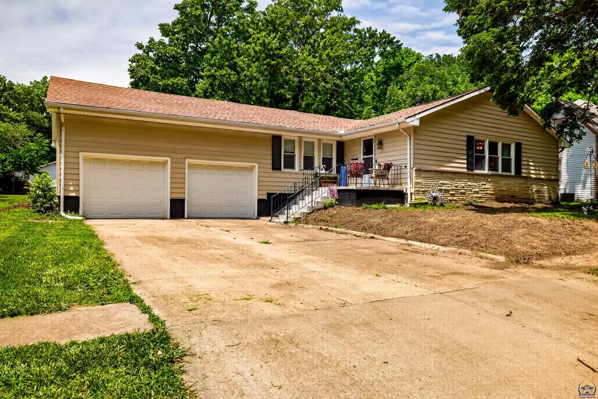 323 Lincoln Ave, Holton, KS 66436 - #1